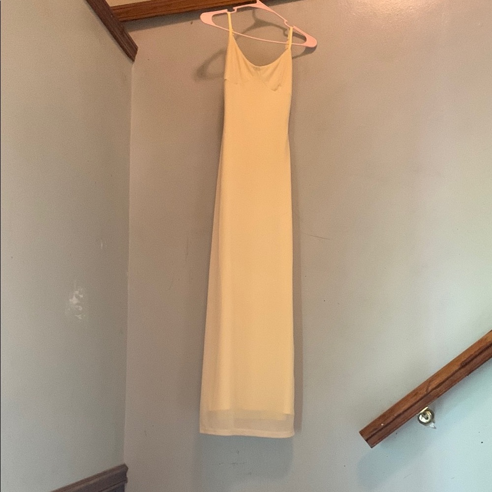 Chic Cream Maxi Dress with Flowing Silhouette